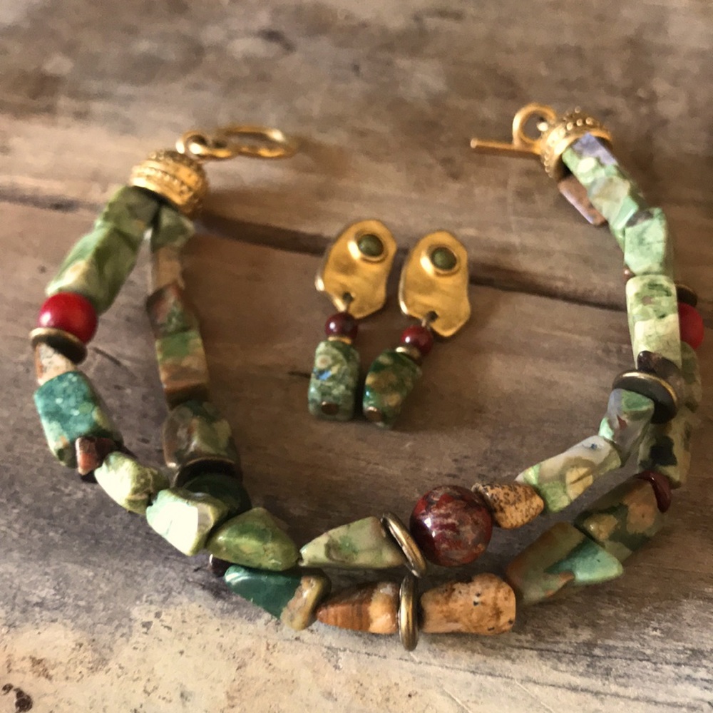 Jade bracelet and earrings set.